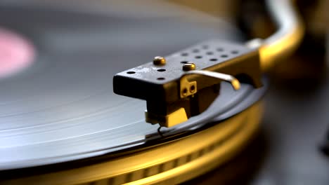 alten-Stil-Vinyl-Tonbandgerät-spielen-Spinnen-Platte-mit-Stylus-Nadel