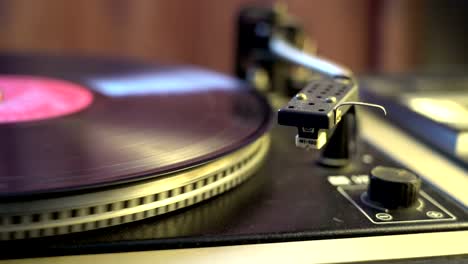 alten-Stil-Vinyl-Tonbandgerät-spielen-Spinnen-Platte-mit-Stylus-Nadel