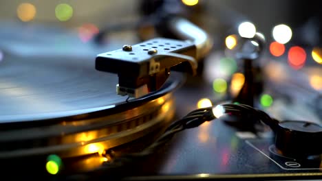 ambiente-festivo-fiestas-concepto-viejo-estilo-vinilo-grabadora-hace-girar-la-placa-brillante-luces-de-color-bokeh