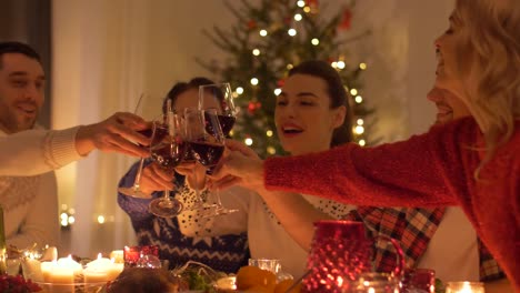 Glückliche-Freunde-trinken-Rotwein-am-Weihnachtsessen