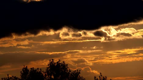 Große-rote-Sonne-bei-Sonnenuntergang-setzt-und-versteckt-sich-hinter-den-Wolken-in-den-Himmel-schweben