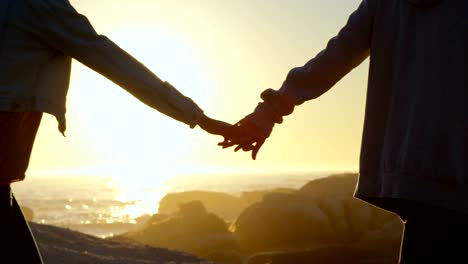 Pareja-caminando-en-la-playa-junto-a-la-orilla-del-mar-4k