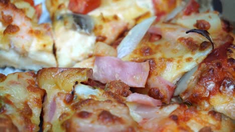 Meeresfrüchte-Pizza-auf-Lieferbox