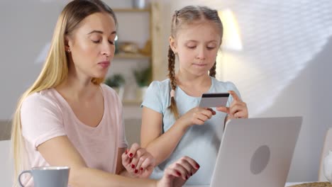 Madre-e-hija-pagando-con-tarjeta-en-línea