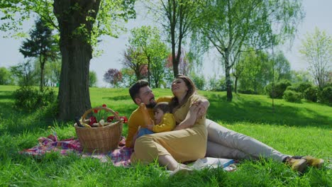 Familia-relajándose-en-un-picnic