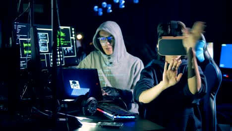 Cyber-Kriminalität-und-Hacking-Konzept.-Frau-trägt-VR-Brille-beim-Hacken-Computer,-Nahaufnahme.