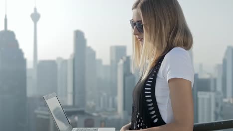 Freelancer-mit-Laptop-auf-modernem-Stadthintergrund.