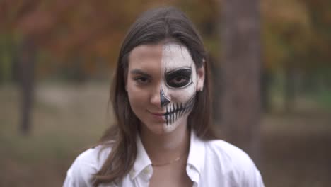 Halloween.-Lächelnde-Mädchen-mit-Scull-Make-up