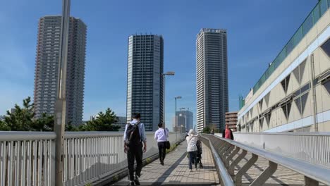 Männer,-die-auf-der-Brücke-auf-dem-Skyway-laufen