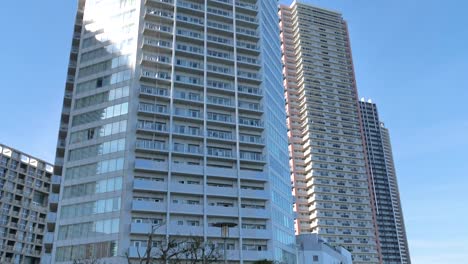 Un-hotel-de-apartamentos-de-gran-altura-en-la-ciudad-de-Tokio