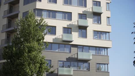 Wohnhaus.-Close-up-Von-einem-Apartment-Blöcke.-Das-Gebäude-verfügt-über-außen-mit-kleinen-Balkonen