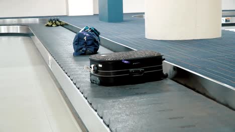 Luggage-travels-on-a-conveyor-belt