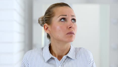 Confused,-Puzzled-Woman-Portrait