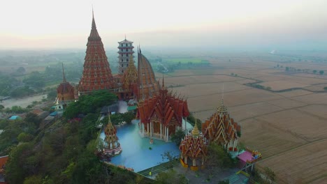 Tigre-cave-temple-en-Kanchanaburi.