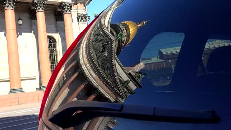 St.-isaac's-cathedral.-The-reflection-in-the-glass-of-the-car.-4K.