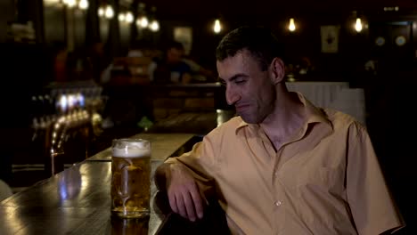 Miserable-deprimiert-Mann-mit-einem-Bier-allein-an-der-Bar-in-einer-Kneipe