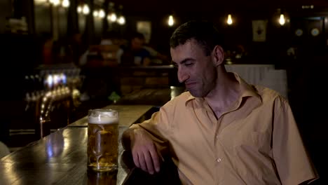 Miserable-hombre-deprimido-con-una-sola-cerveza-en-el-bar-en-un-bar