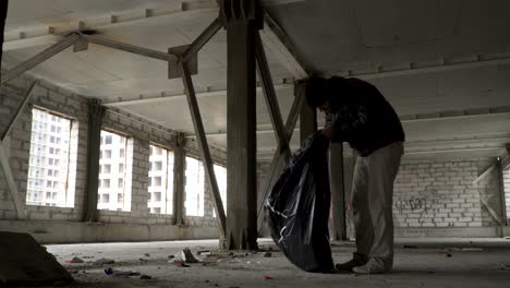 Búsquedas-sin-hogar-algo-en-bolsa-de-basura-y-arroja-a-la-basura-de-ella