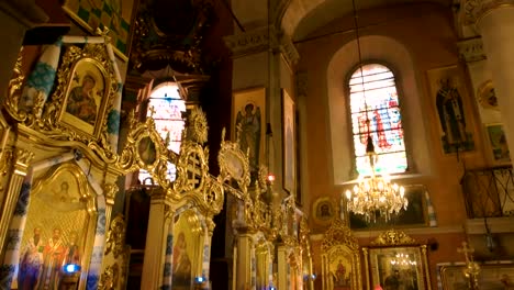 Interior-iglesia-de-la-Dormición,-Lviv.