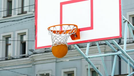 Schwarzen-Streetball-Spieler-bringen-zusätzliche-Punkte-für-Team,-Sport-Spiel-zu-gewinnen