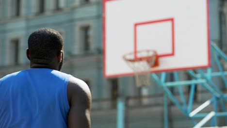 Professioneller-Basketballspieler-wirft-Ball-in-den-Korb,-aktives-training