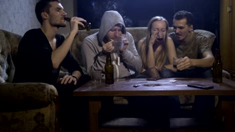 Menschen-missbrauchen-Alkohol-und-Marihuana-rauchen