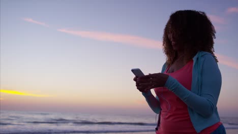 Ejercicio-caminar-suave-mujer-afroamericana-en-playa