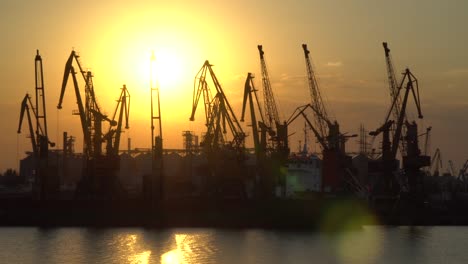 Sonnenuntergang-auf-einem-Hintergrund-von-Kranen-in-der-Hafenstadt