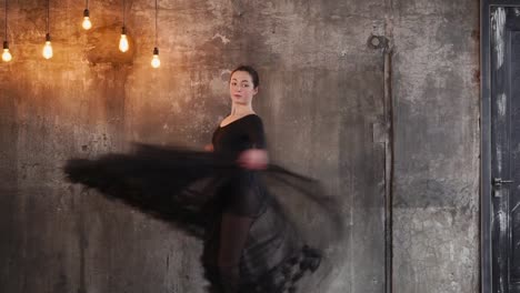 Charmante-Frau-in-einem-schwarzen-Kleid-tanzen