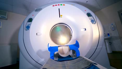 Eine-moderne-CT-Scanner-mit-einer-leeren-Kinderbett.