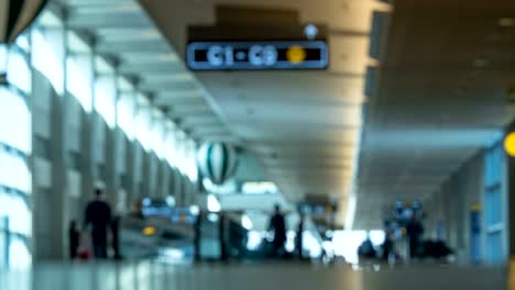 Timelapse-del-tráfico-de-personas-en-el-pasillo-del-aeropuerto