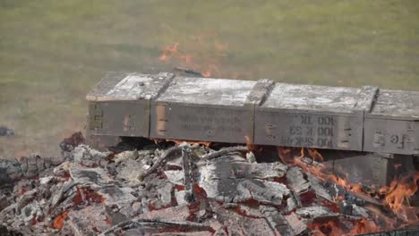 Quema-madera-cajas-militares-de-municiones.-Fuego-ardiente.-La-chimenea-arde