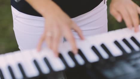 Manos-tocando-Piano