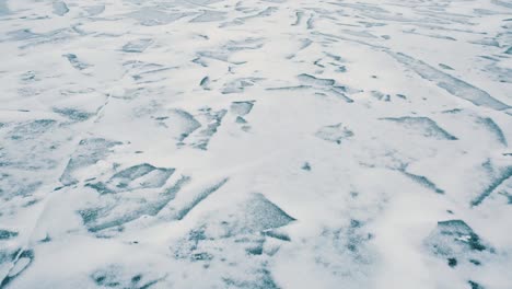 Zerstörten-Tempelbau-in-der-Mitte-des-zugefrorenen-See-mit-Schnee-bedeckt