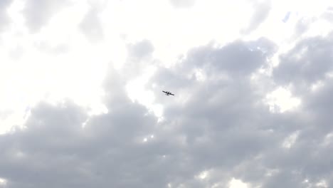 twin-engine-avión-contra-un-fondo-de-nubes