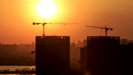 Hochbau-bei-Sonnenuntergang-Timelapse