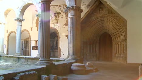 antiguo-claustro-del-monasterio-en-portugal