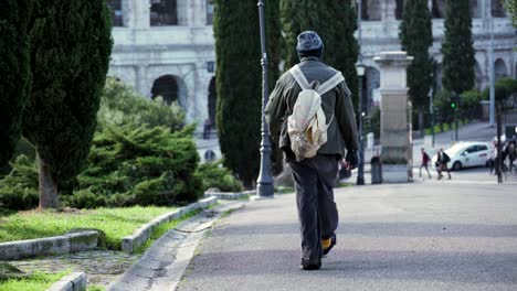 mendigo-solitario-camina-por-las-calles-de-Roma---Coliseo-en-fondo