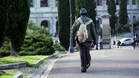 einsamen-Bettler-geht-durch-die-Straßen-von-Rom---Kolosseum-im-Hintergrund