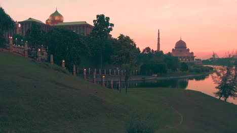 Putrajaya-mosque-and-man-made-lake-on-a-beautiful-evening,-Kuala-Lumpur,-Malaysia