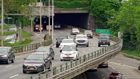 Verkehr-auf-dem-Brooklyn-Queens-Express-Weg