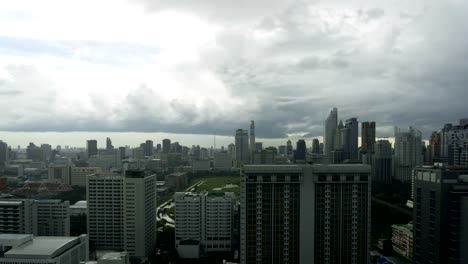 Nubes-de-tormenta-con-lluvia-pasando-por-el-cielo-del-paisaje-urbano-de-Bangkok.-Timelapse-de-4K