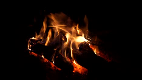 Lagerfeuer-brennt-in-der-Nacht