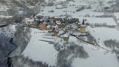 Pueblo-de-montaña-nevado