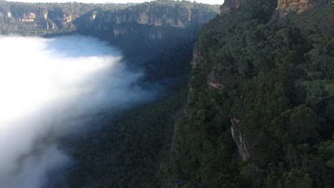 Drone-footage-flying-over-Blue-Mountains,-Australia