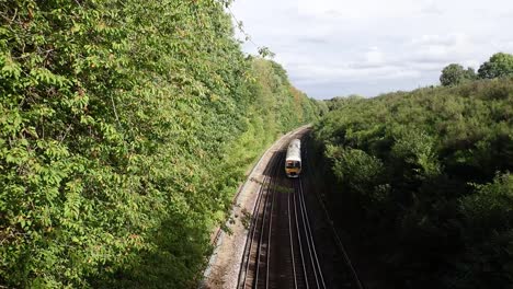 Paso-bajo-el-puente-de-tren-ferrocarriles-de-Chiltern