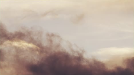 Naranja-y-negro-humo-como-nubes-cubren-el-cielo-azul