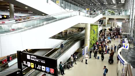 Passengers-walking-in-Suvarnabhumi-Airport,-Suvarnabhumi-airport-is-world's-4th-largest-single-building-airport-terminal.