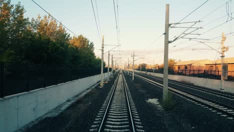 Al-llegar-a-la-estación-en-Eskisehir-temprano-en-la-mañana-del-tren-de-pasajero