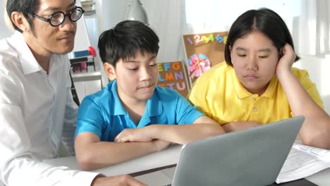 Tutor-de-niños-de-sala-de-clase-en-el-ordenador-portátil-con-el-profesor.-4K-lenta-niño-Asiático-de-aprendizaje-con-el-maestro-en-casa.